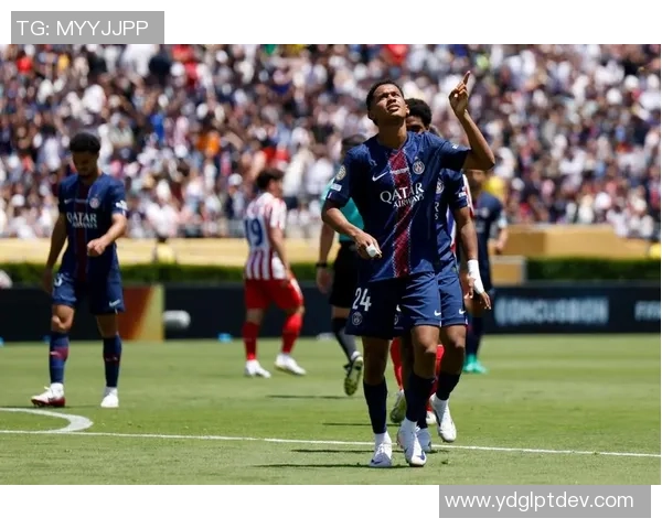 英超激战：里昂逆转巴黎圣日耳曼上演惊天帽子戏法引爆全场激情