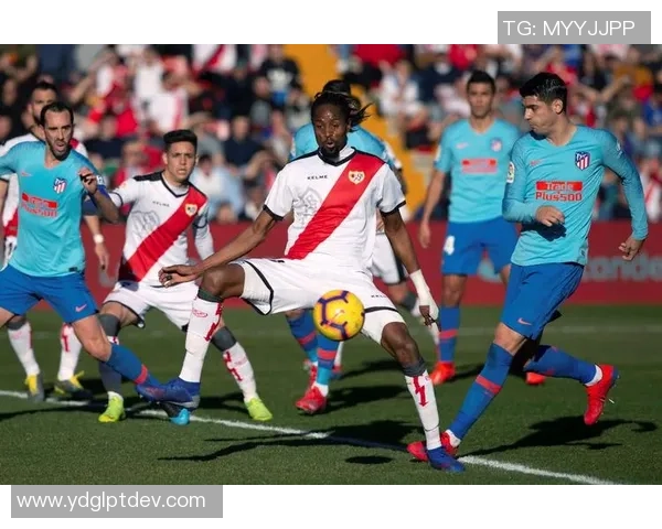 西甲激战：里昂狂胜巴萨5-1神扑瞬间点燃全场激情