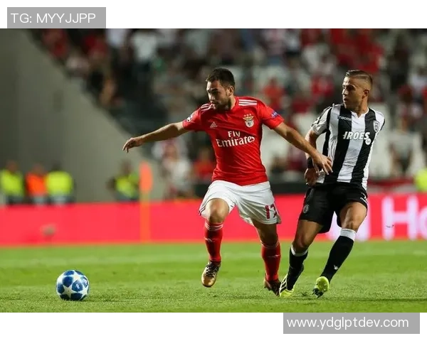 足总杯精彩对决那不勒斯轻松战胜本菲卡红牌事件引发全场热议