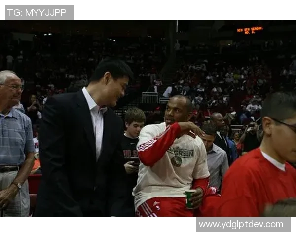 姚明与海耶斯的篮球传奇对决与友谊交织的精彩瞬间回顾