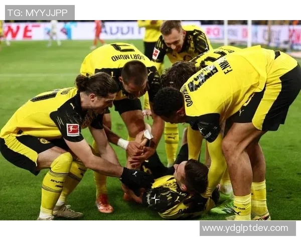 德甲焦点战：多特蒙德与曼联激战成平局绝杀时刻引发全场狂欢