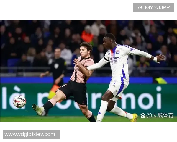 里昂逆袭巴黎圣日耳曼4-3乌龙球成比赛转折点引发热议